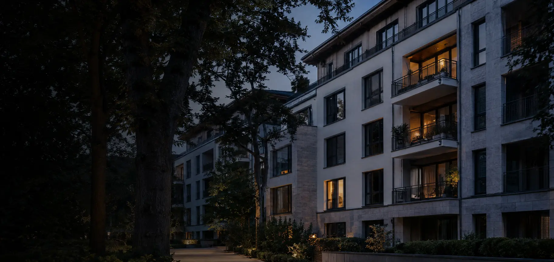 Gepflegte Wohnimmobilie am Abend